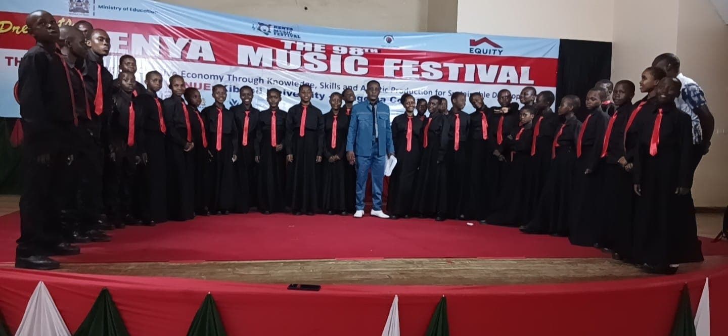 The full choir in a semicircle on the festival stage with their conductor